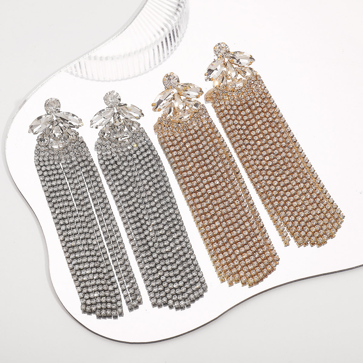 Orecchini a Nappa alla Moda da Donna con Intarsio di Strass e Design a Catena Artigliata