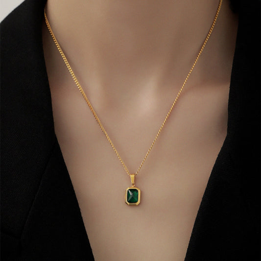 Collar con Colgante Geométrico de Diamantes de Imitación Verdes para Mujer en Acero de Titanio con Acabado Chapado