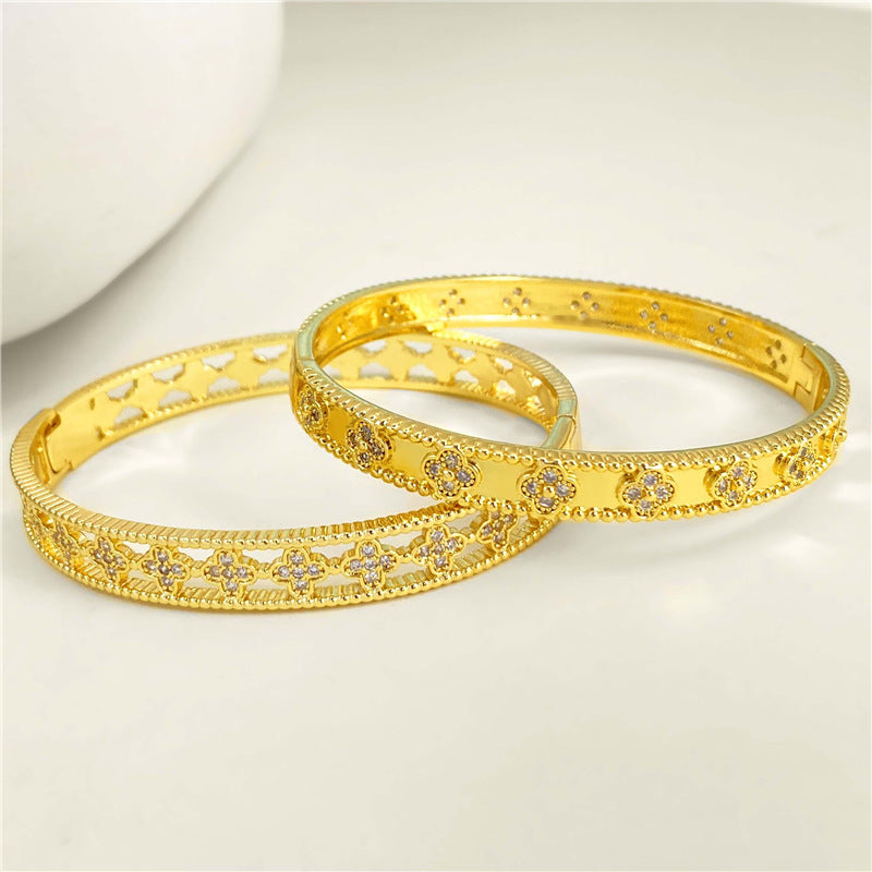 Bracciale Originale a Trifoglio Cavo in Acciaio al Titanio Placcato Oro con Texture a Squame