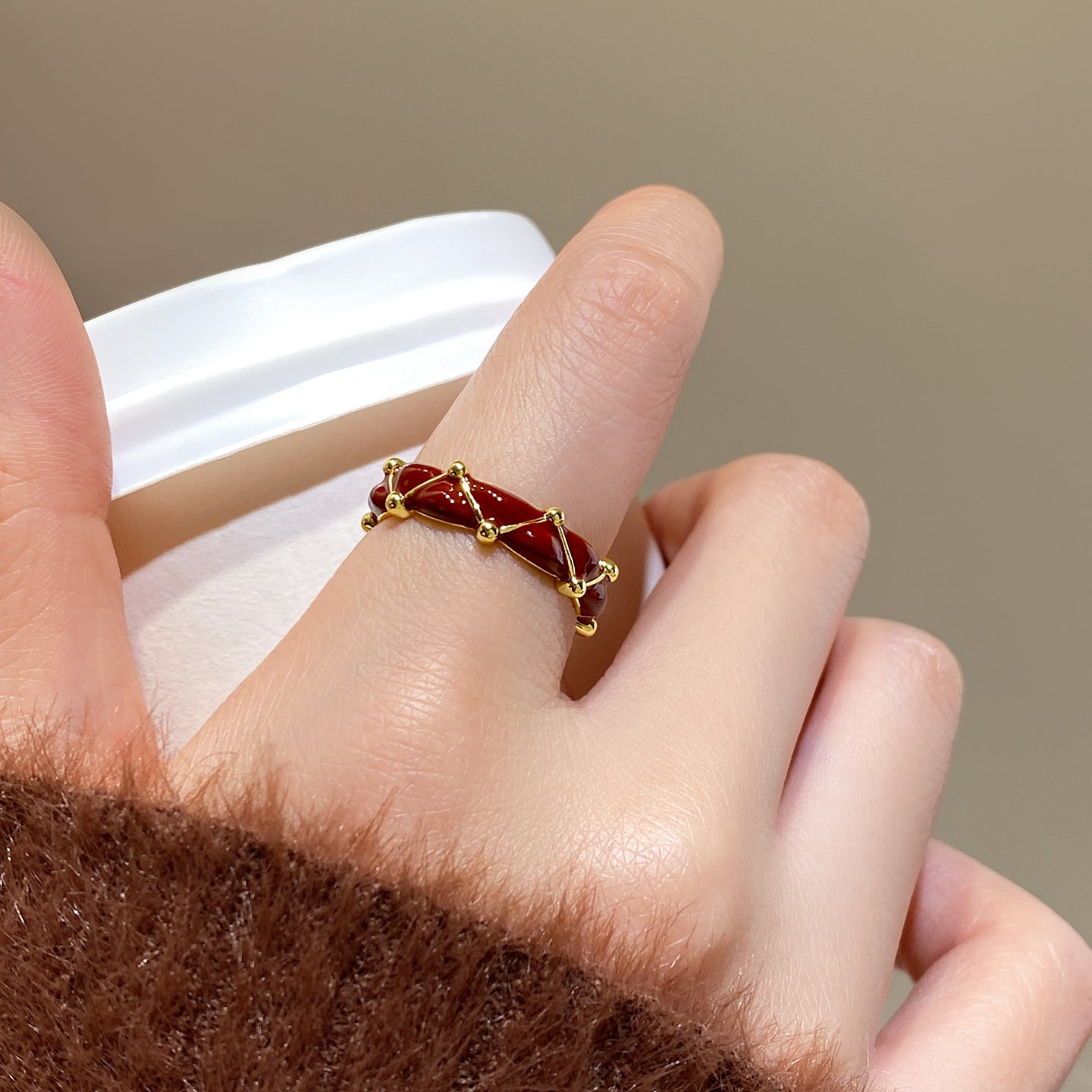 Anello da donna regolabile a fascia smaltata a righe placcato oro 24 carati in stile lussuoso