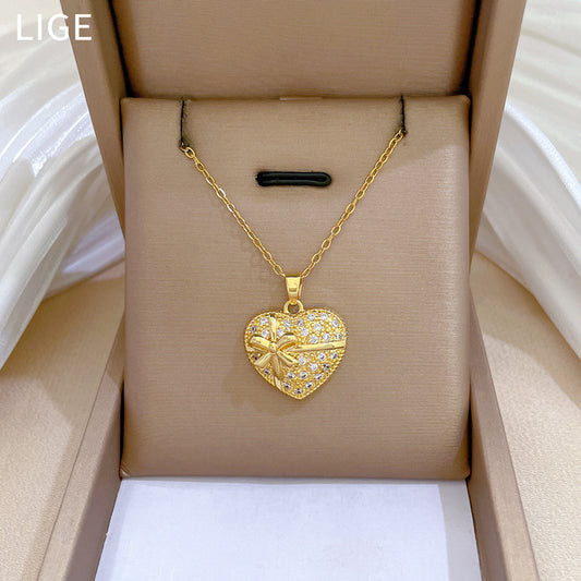 Elegante Collar de Dije de Corazón y Flores para Mujer con Acentos Completos de Diamantes de Imitación en Cadena de Acero de Titanio