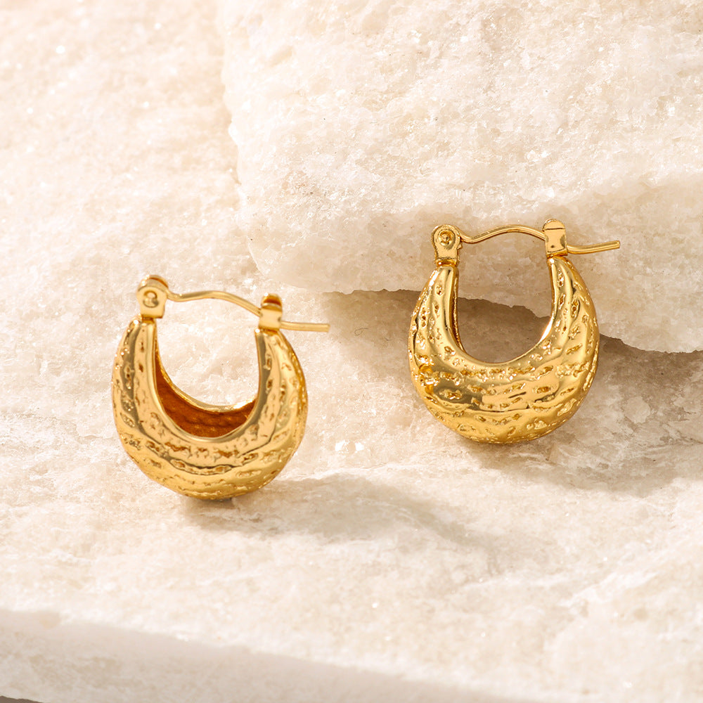 Orecchini a U minimalisti in acciaio inossidabile cavo con trama martellata e placcatura sottovuoto in oro 18 carati da donna