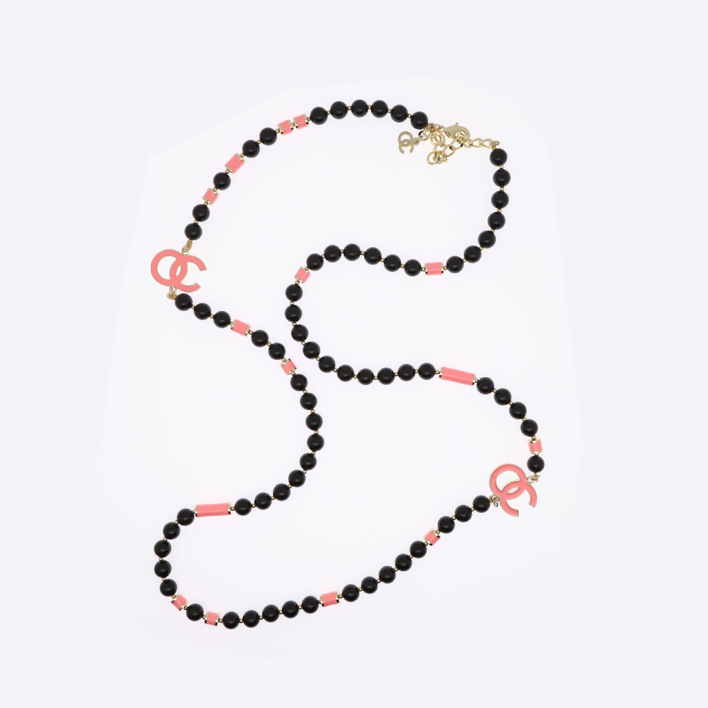 Collar de cadena de bolas de perlas chapado con letras vintage para mujer