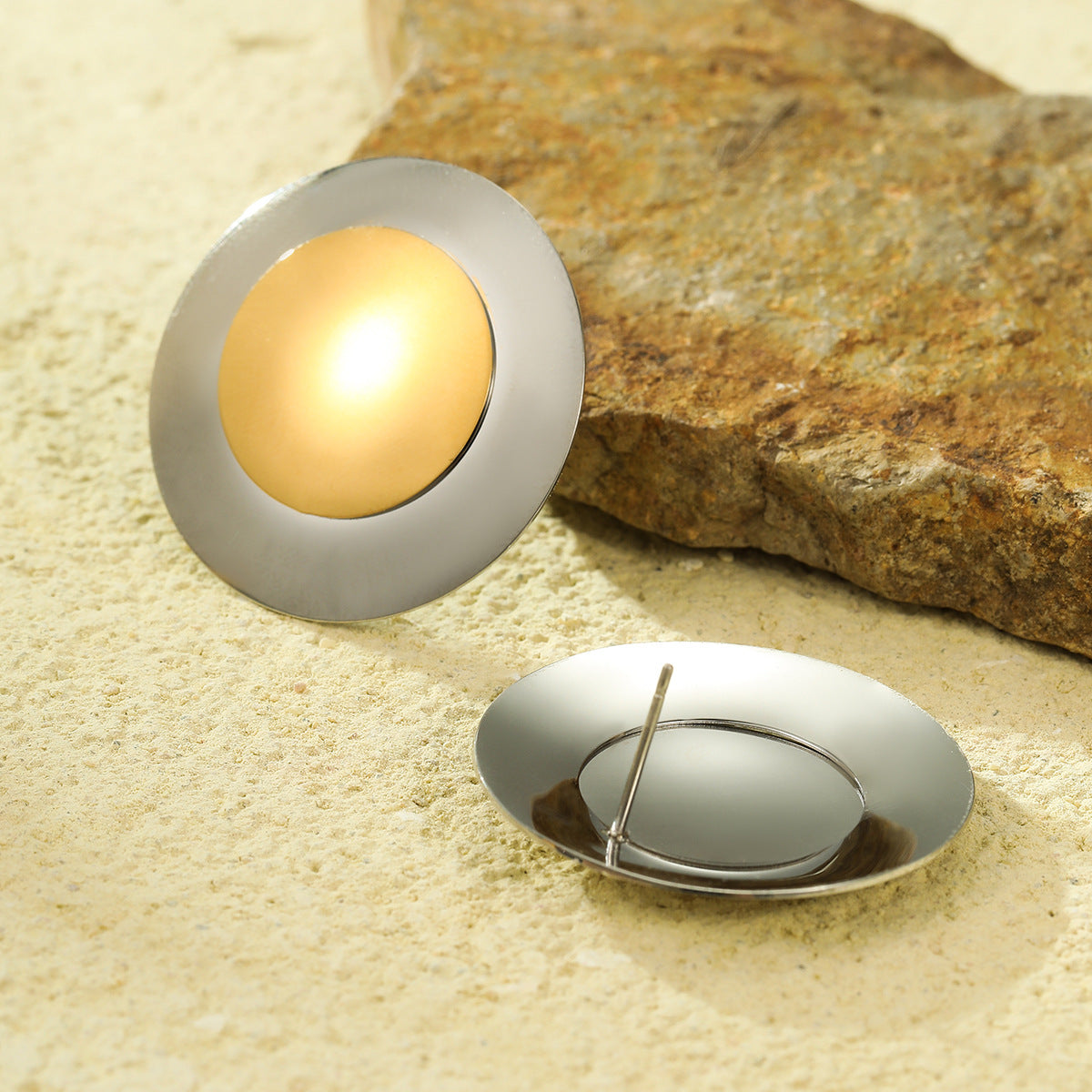Pendientes Minimalistas Redondos de Acero Inoxidable con Chapado en Oro de 18K, Diseño Liso Bicolor para Mujer