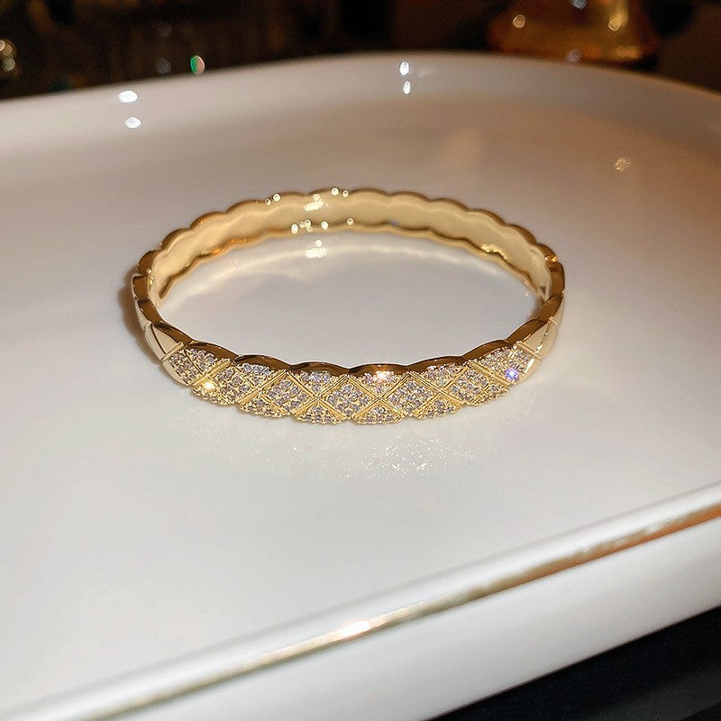 Pulsera tipo brazalete de aleación de cobre bañada en oro de lujo con incrustaciones de diamantes de imitación para mujer