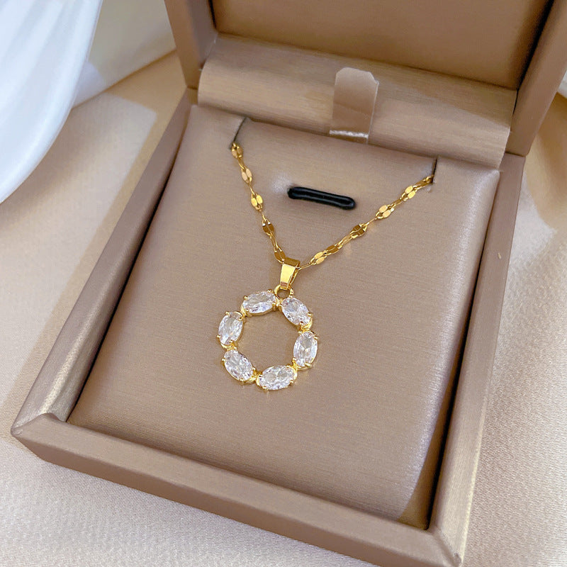 Collana Pendente Minimalista da Donna in Acciaio al Titanio con Forma ad Anello Geometrico e Intarsio di Zirconi