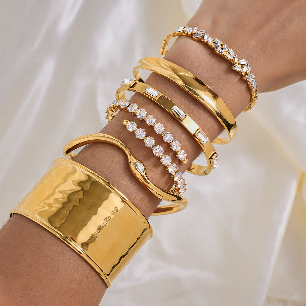 Minimalist Snake-Shaped Stainless Steel Bracelet with Rhinestone Inlay, Plated for Fade-Resistant Luxury Finish