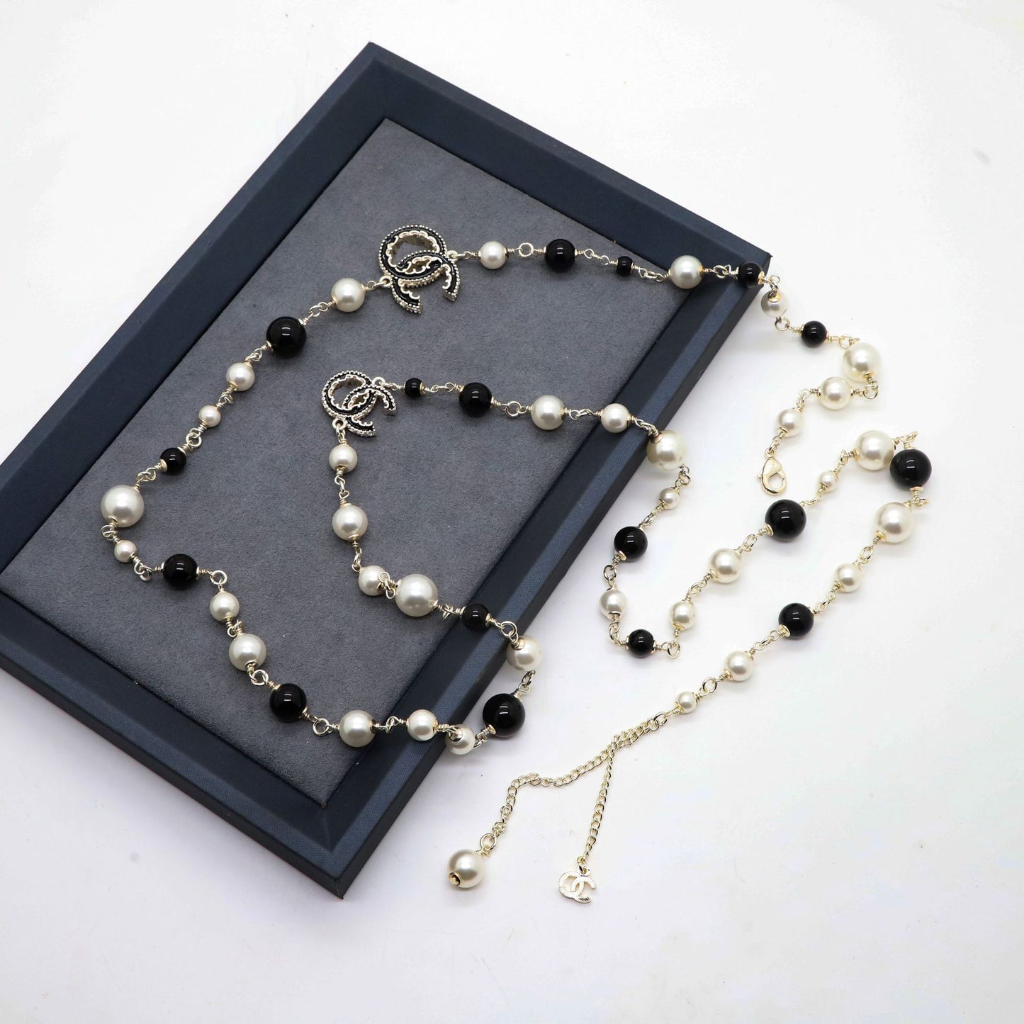 Collana da donna con ciondolo a lettera "C" smaltato vintage, perle bianche e nere, in ottone