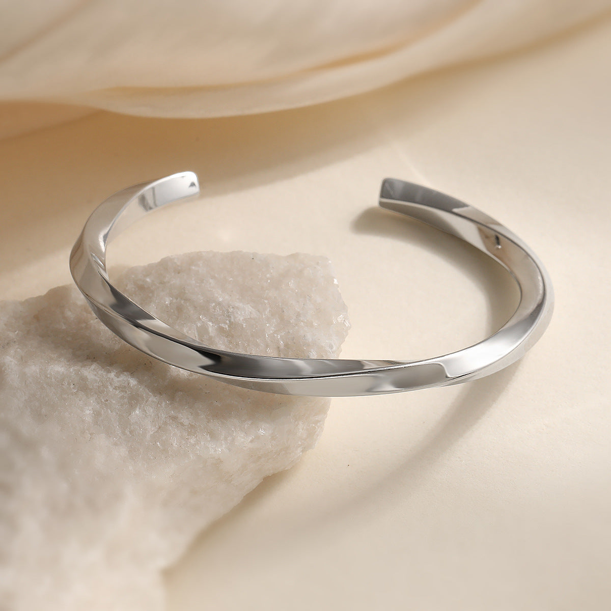 Bracciale a cerchio aperto geometrico minimalista da donna in acciaio inossidabile placcato oro 18K