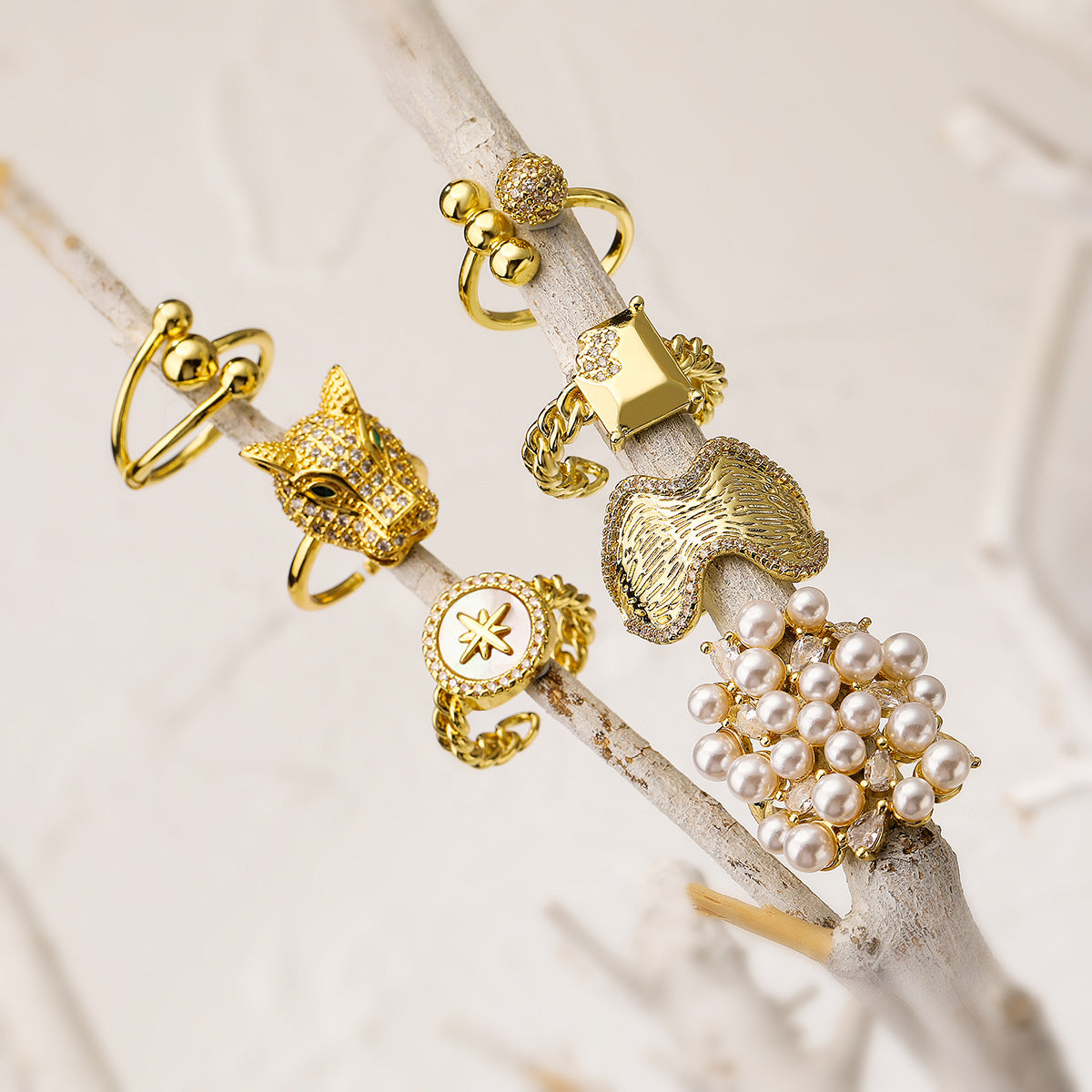 Anello geometrico irregolare minimalista da donna in rame con zirconi micro-pavé e perle