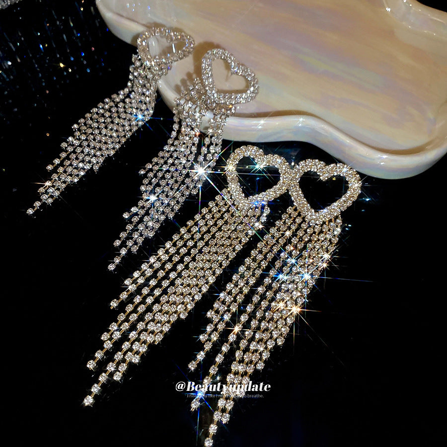 Orecchini a perno da donna in argento sterling con zirconi a forma di cuore e frange pendenti, dal design minimalista