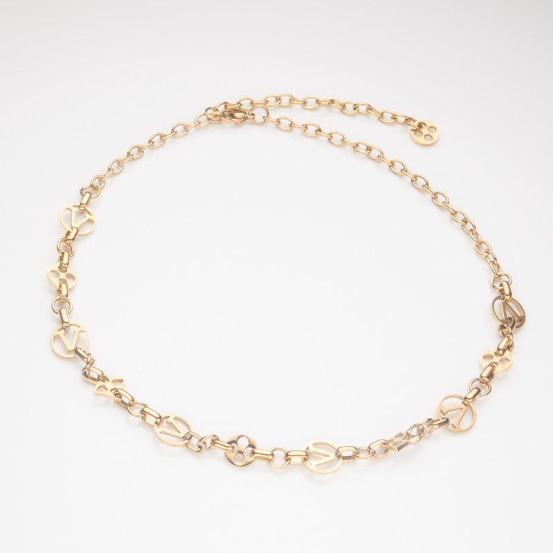 Collana con Pendente a Lettera Minimalista in Acciaio Inox con Ciondolo in Acciaio al Titanio e Finitura Elettroplaccata per l'Uso Quotidiano