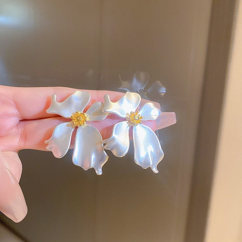 Pendientes de metal geométricos minimalistas con incrustaciones de diamantes de imitación y acabado cepillado para mujer