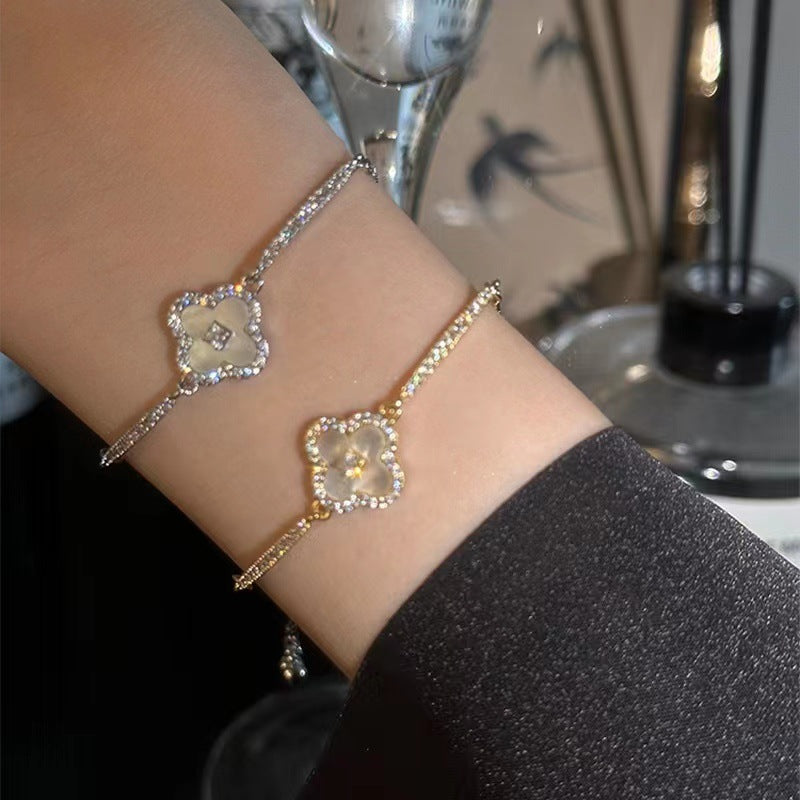 Bracciale da donna elegante placcato oro con zirconi e foglie di abalone, accessorio di lusso minimalista