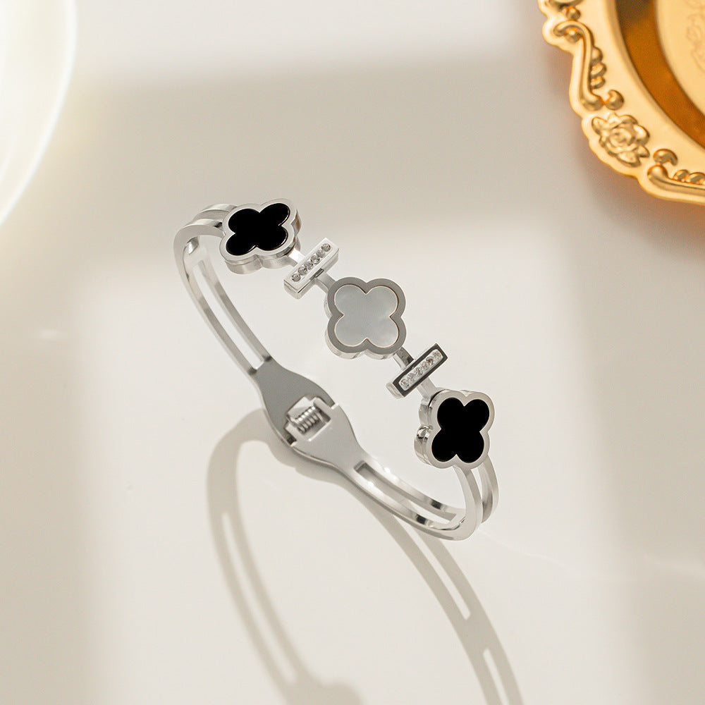 Bracciale da donna in acciaio al titanio placcato oro rosa a forma di trifoglio minimalista