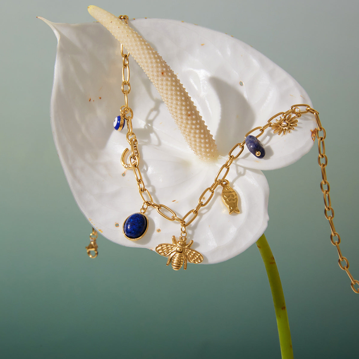 Collana da donna con ciondolo a forma di ape, in acciaio al titanio, con finitura galvanizzata, stile minimalista