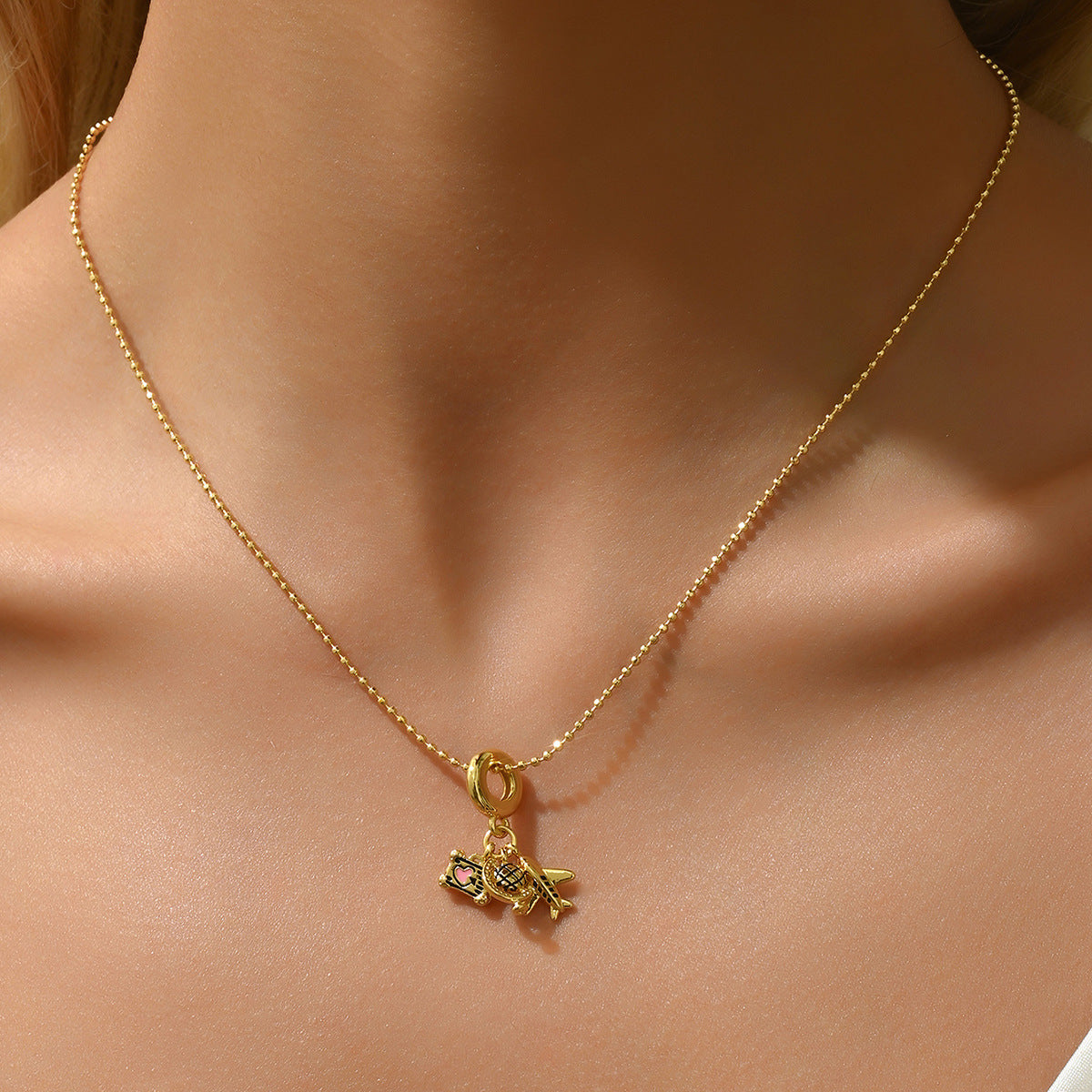 Collana pendente con aeroplano e mappamondo geometrico minimalista da donna con smalto su catena di rame