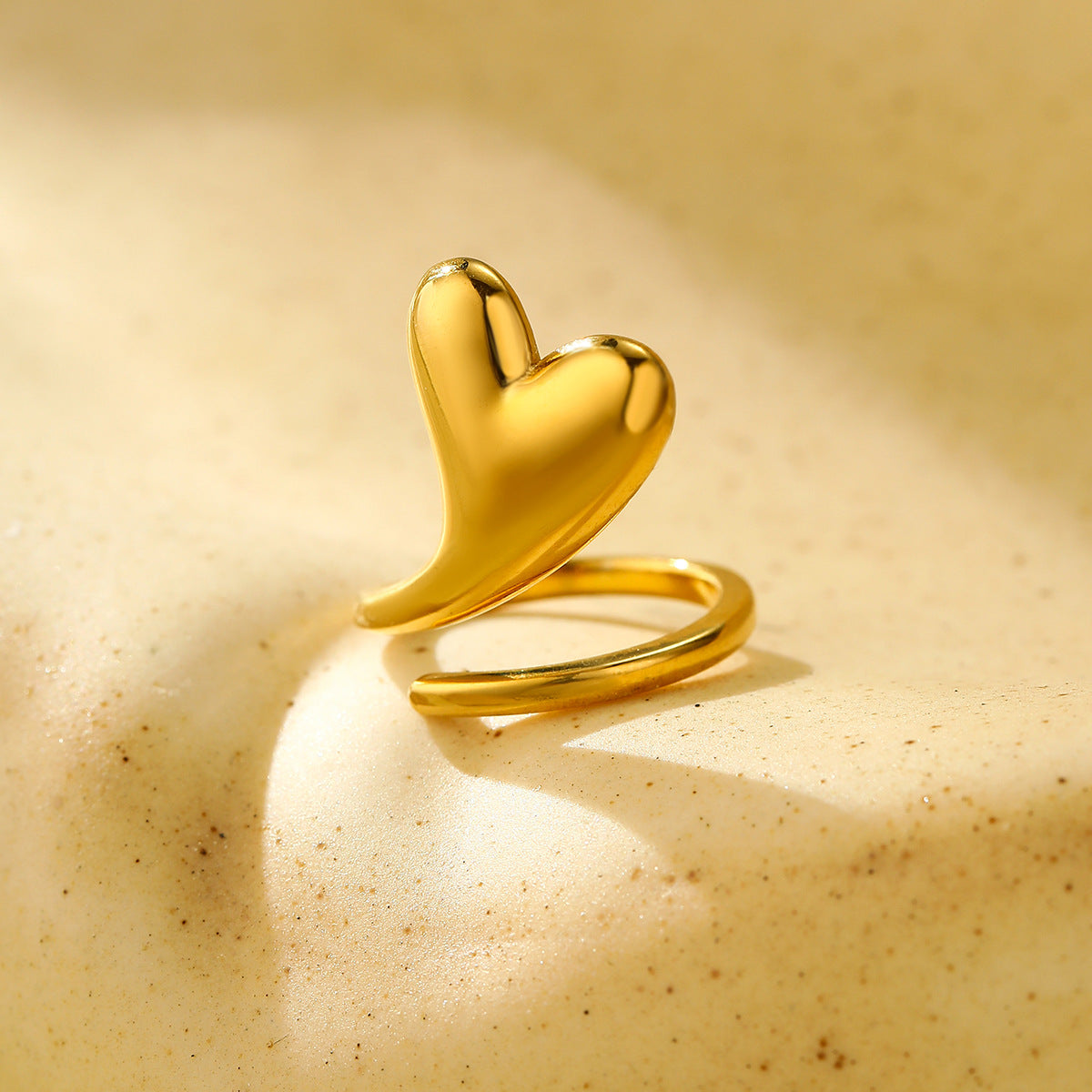 Anello minimalist con cuore in acciaio al titanio placcato oro 18K da donna