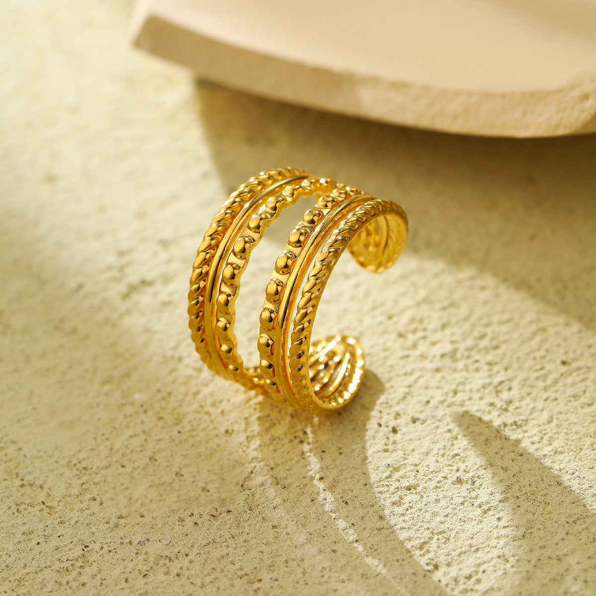 Anillo de mujer de titanio y acero con diseño geométrico minimalista, chapado en oro de 18 quilates y banda abierta de doble textura
