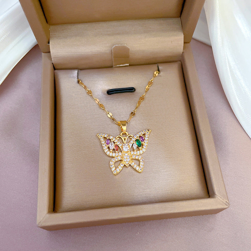 Collana con Ciondolo a Farfalla di Lusso in Acciaio al Titanio con Zirconi Micro-Incastonati, Placcato Oro, Catena Regolabile, Gioiello Elegante Unisex