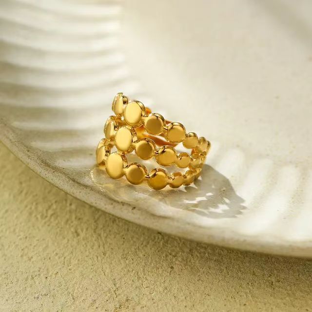 Anillo de titanio irregular de tres niveles de estilo francés vintage para mujer con acabado chapado