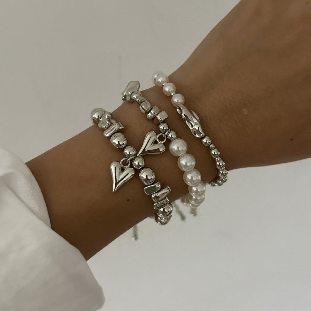 Bracciale in acrilico con cuore geometrico, perle e perline, modello Sweet Streetwear