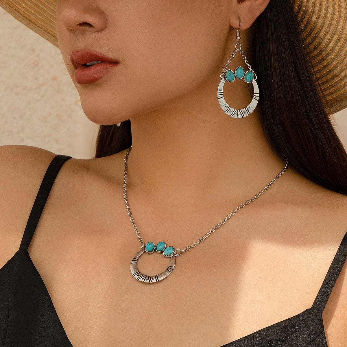 Collana Donna in Stile Etnico con Ciondolo Turchese e Palma, Forma Geometrica, Struttura in Lega, Incassatura Micro-Pavé, Catena a O