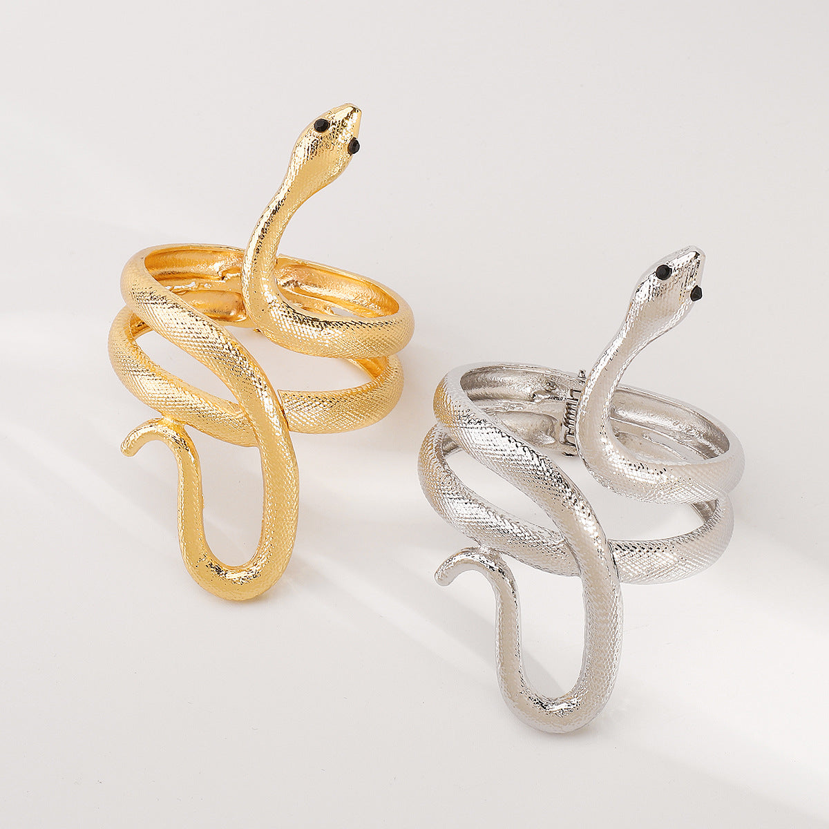 Pulsera de aleación con forma de serpiente minimalista para mujer con acabado chapado