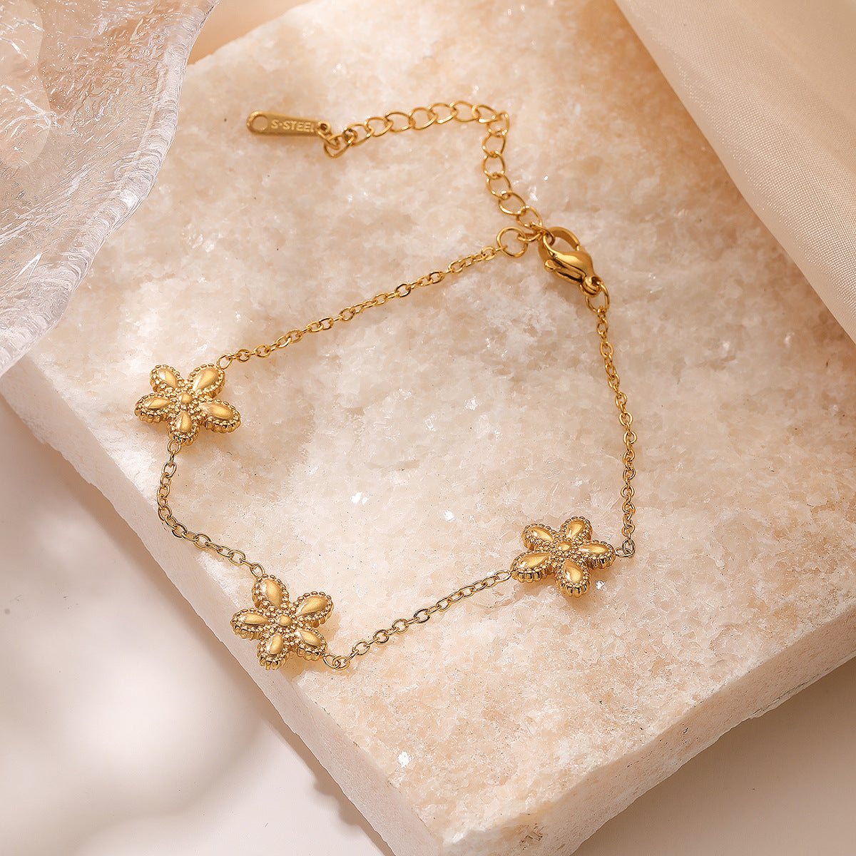 Elegant Gold-Plated Floral Pendant Necklace for Women with Stainless Steel Chain and Geometric Design