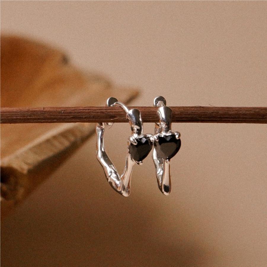 Pendientes minimalistas de plata de ley 925 con forma de corazón, incrustaciones de pedrería negra y detalles de perlas para mujer