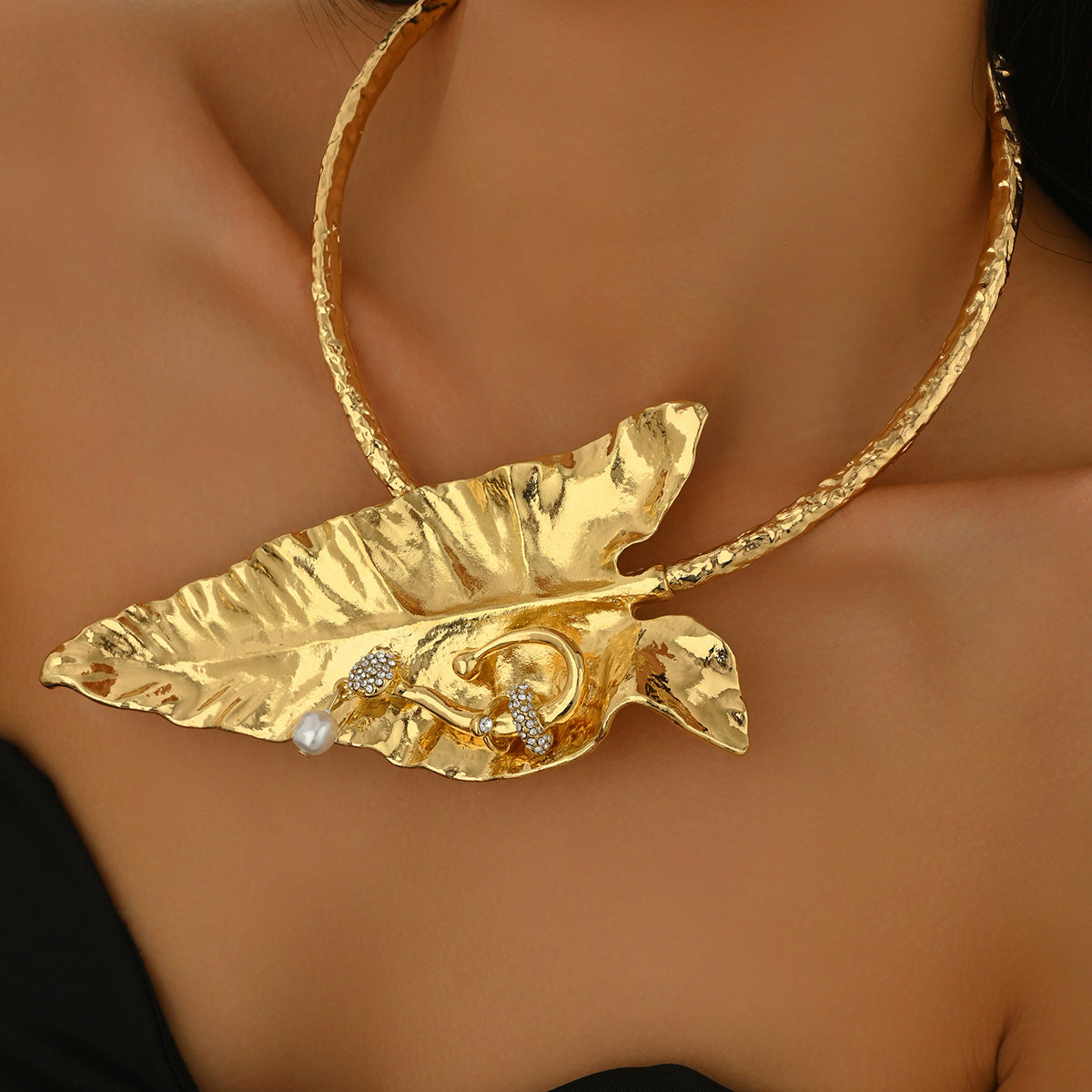 Elegante collar colgante de hoja de plátano para mujer con incrustaciones de pedrería en aleación de zinc, diseño geométrico y floral, estilo cadena de clavícula