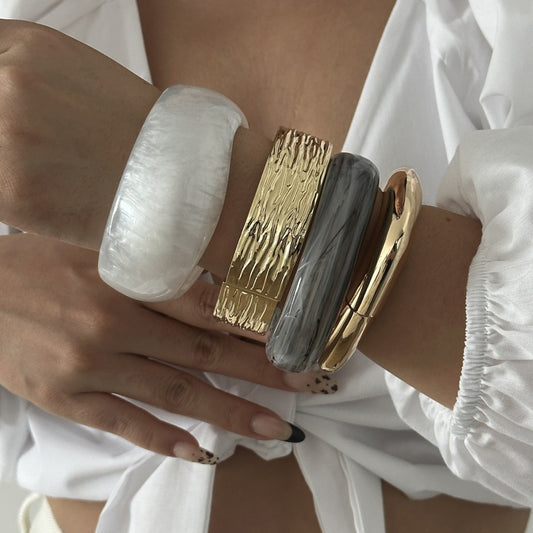 Elegante bracciale rigido sfumato in resina geometrica quadrata placcata martellata