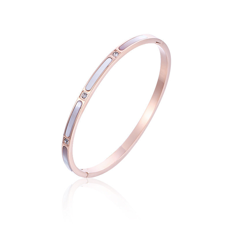 Bracciale minimalist in acciaio al titanio placcato oro rosa da donna con intarsio in conchiglia bianca e strass