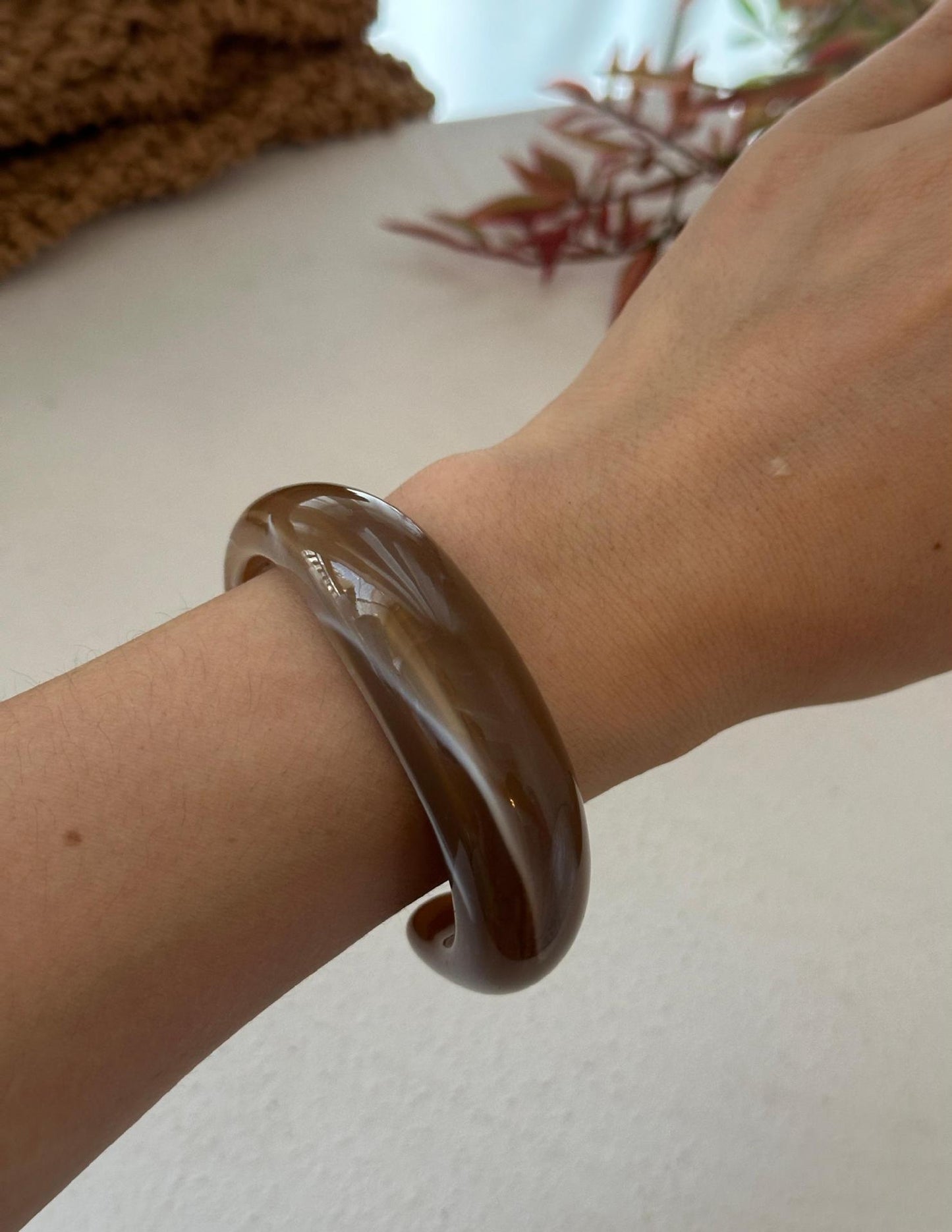 Bracciale a fascia aperta casual geometrico in resina acrilica con sfumatura a olio a goccia