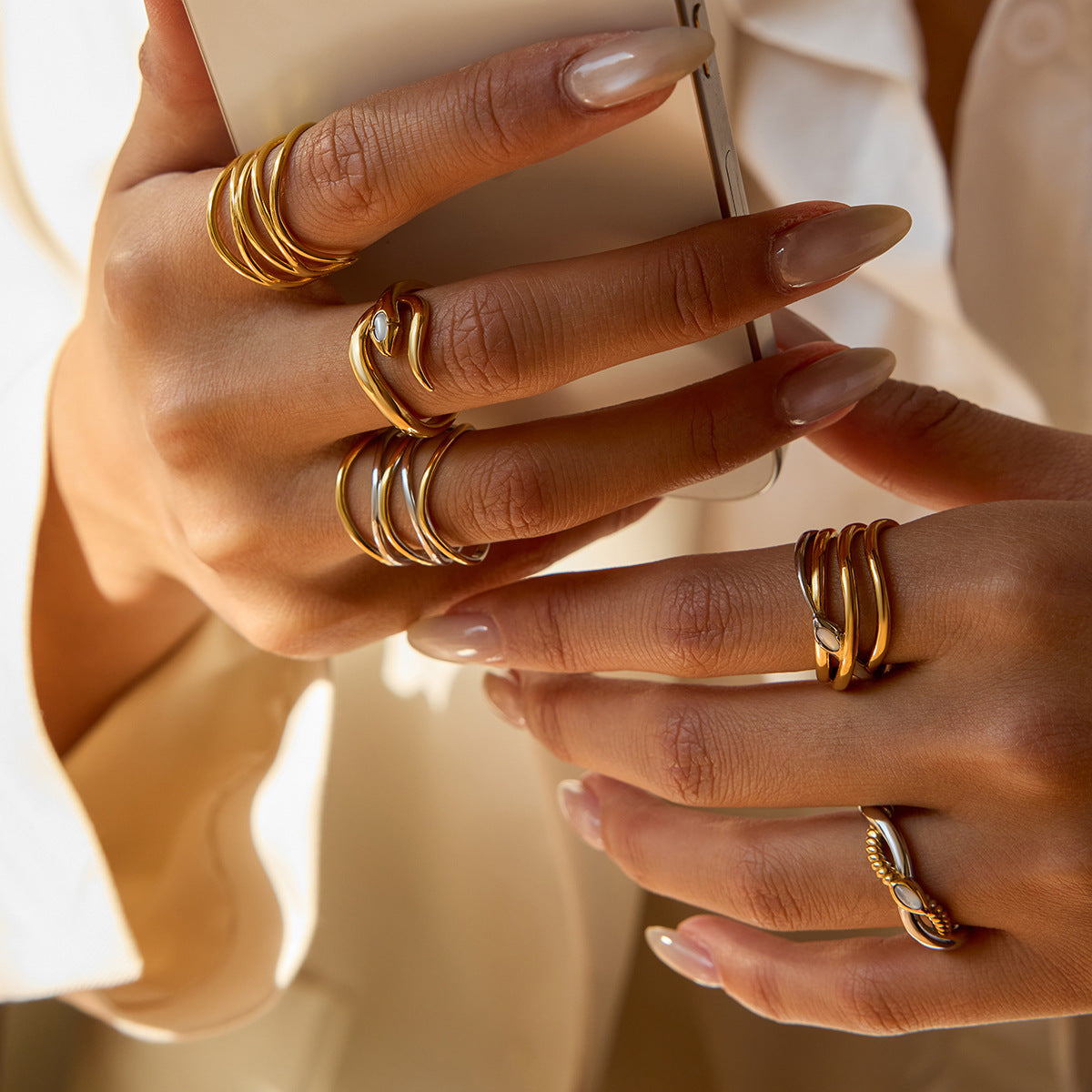 Elegante Anillo Geométrico de Serpiente de Acero Inoxidable Plateado para Mujer