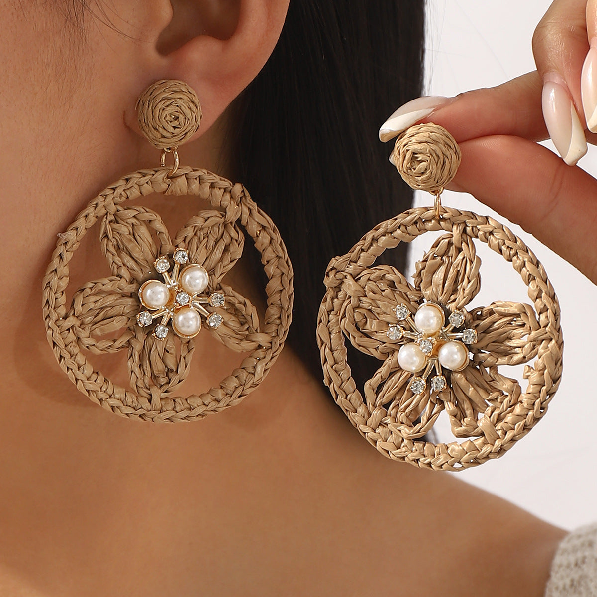 Orecchini a perno con fiore in rafia fatti a mano con strass e perle finte, stile vacanza, per donna