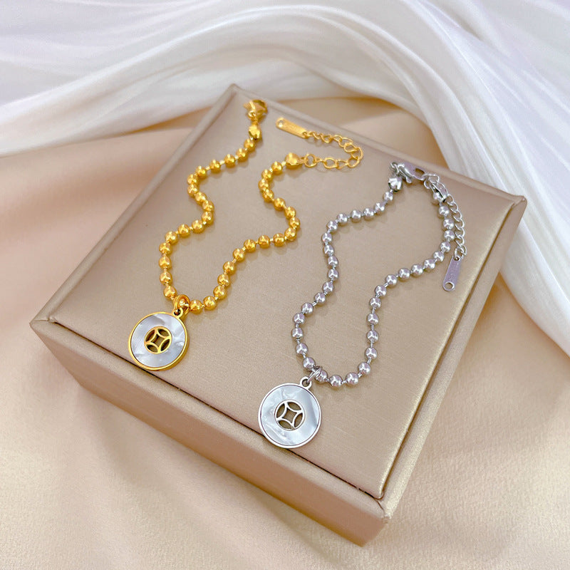 Pulsera redonda con diseño de conchas y cuentas estilo vintage para mujer, hecha de acero de titanio con acabado chapado
