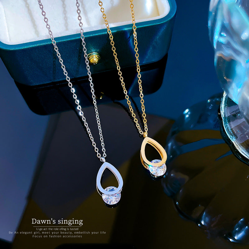 Collana Minimalista Geometrica in Acciaio Titanio con Finitura Placcata Oro e Ciondolo a Goccia d'Acqua in Zircone per Donna