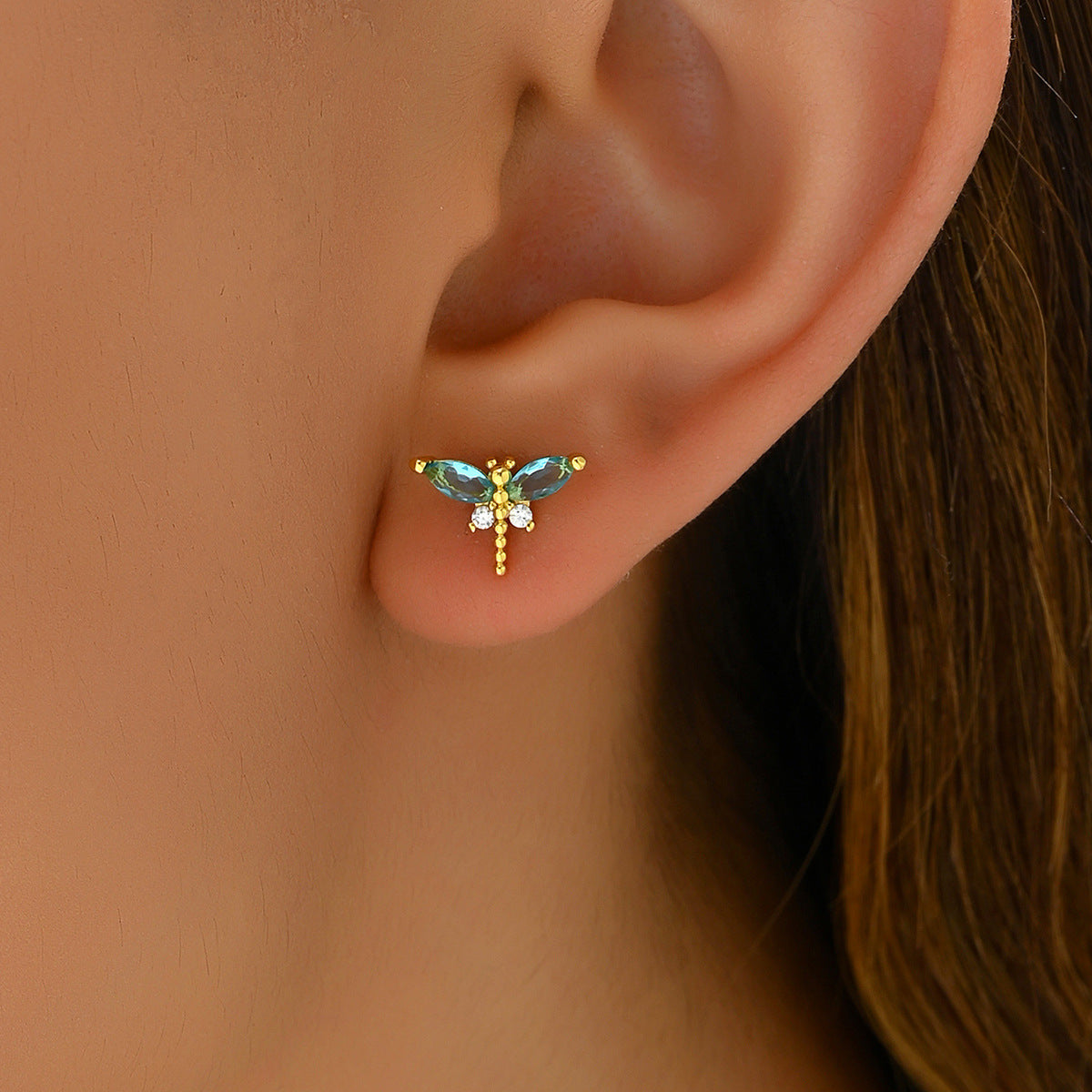 Bonitos pendientes de cobre con incrustaciones de circonitas con forma de libélula para mujer, con postes de acero inoxidable.