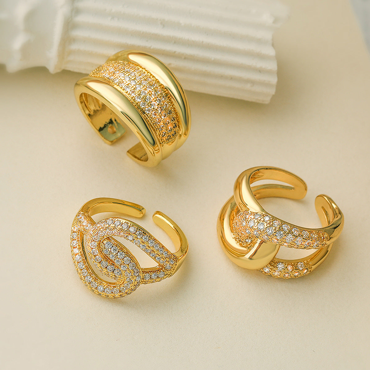 Anello aperto geometrico da donna in rame con placcatura in oro 18K e intarsio di zirconi, gioielli di lusso minimalisti e alla moda
