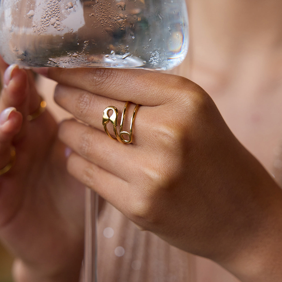Anillo Geométrico de Acero de Titanio con Acabado de Chapado para Mujer Joyería Minimalista de Moda