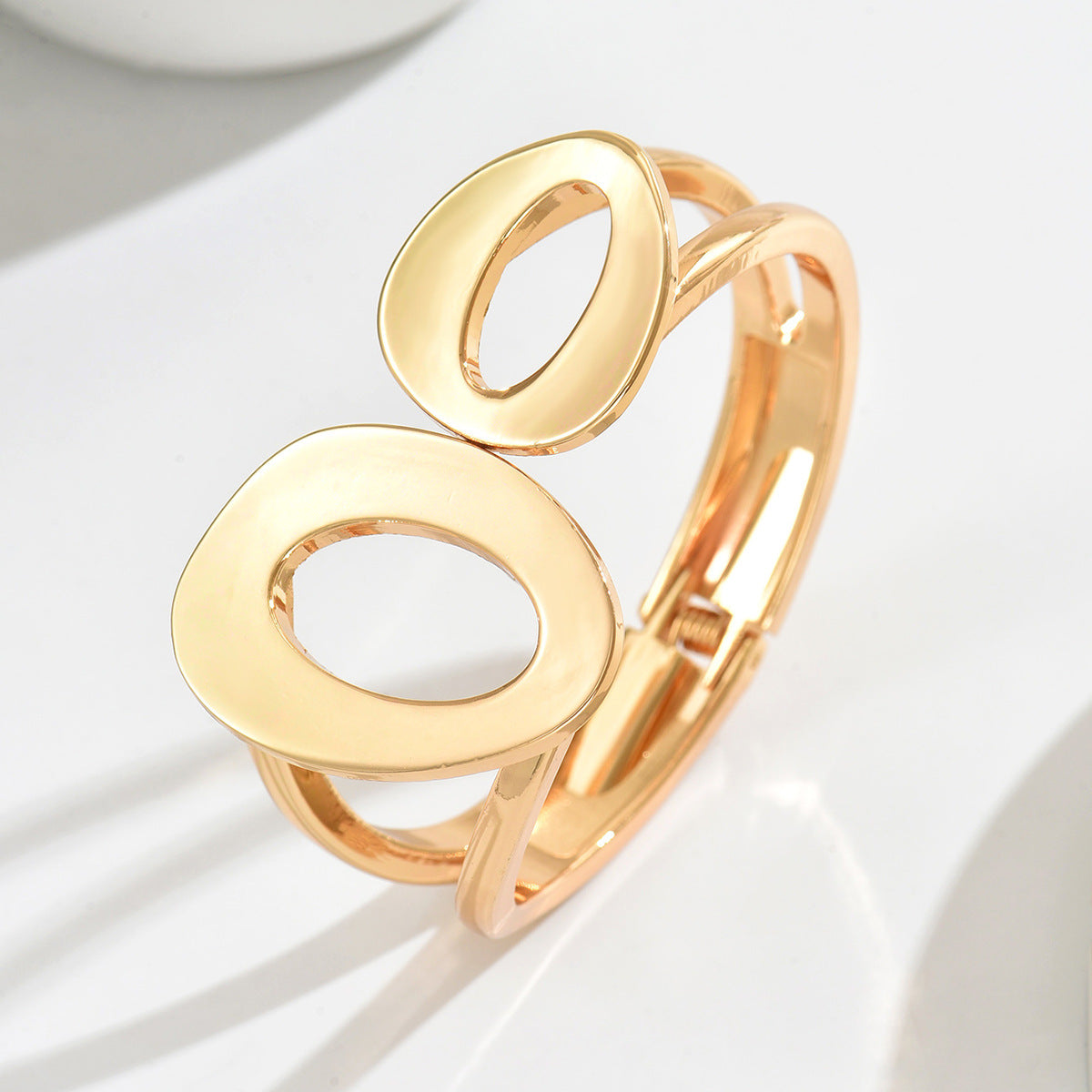 Pulsera geométrica hueca minimalista de metal para mujer con acabado pulido y diseño abierto asimétrico