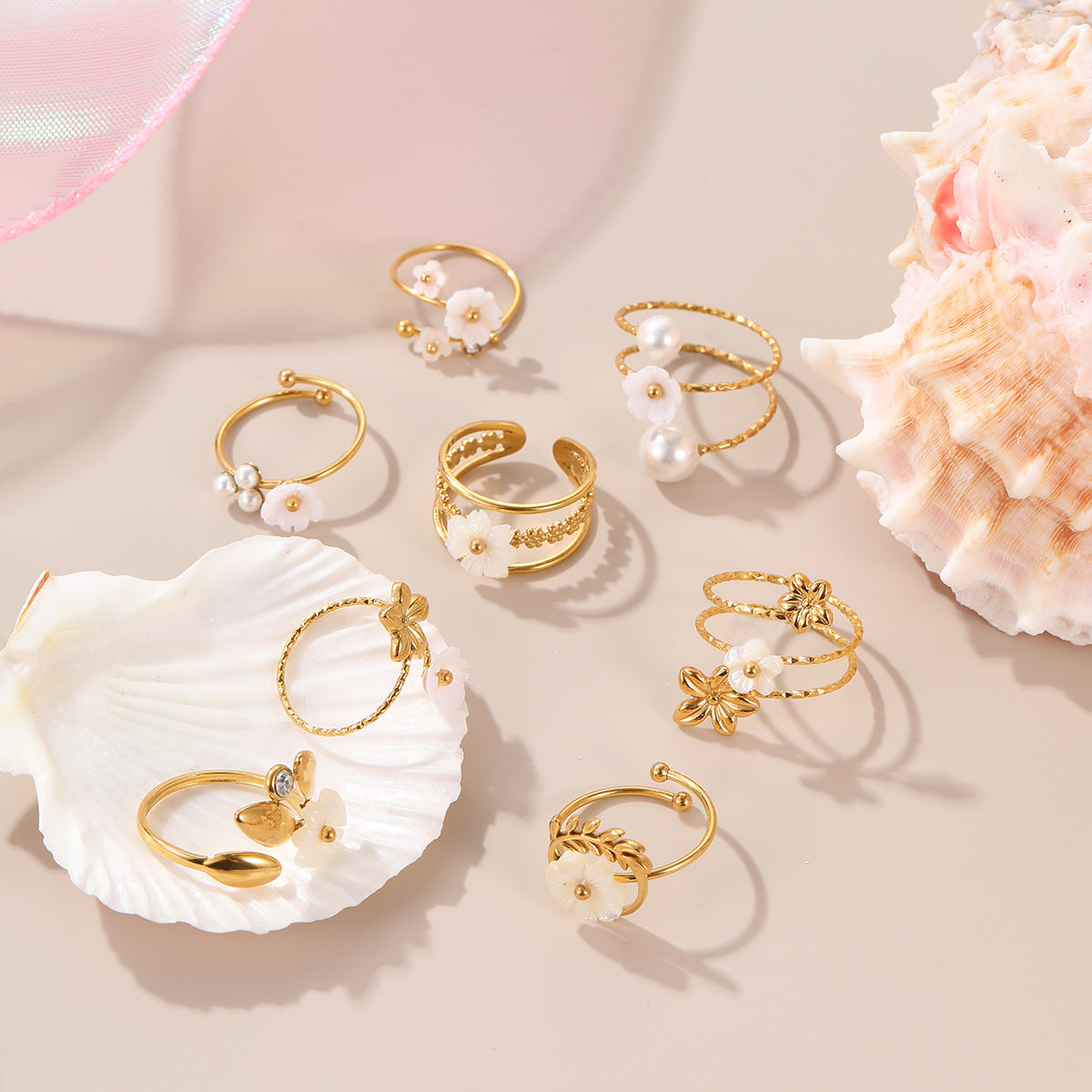 Elegante anello aperto da donna in acciaio inossidabile con perle e motivo floreale, placcato in oro 18 carati