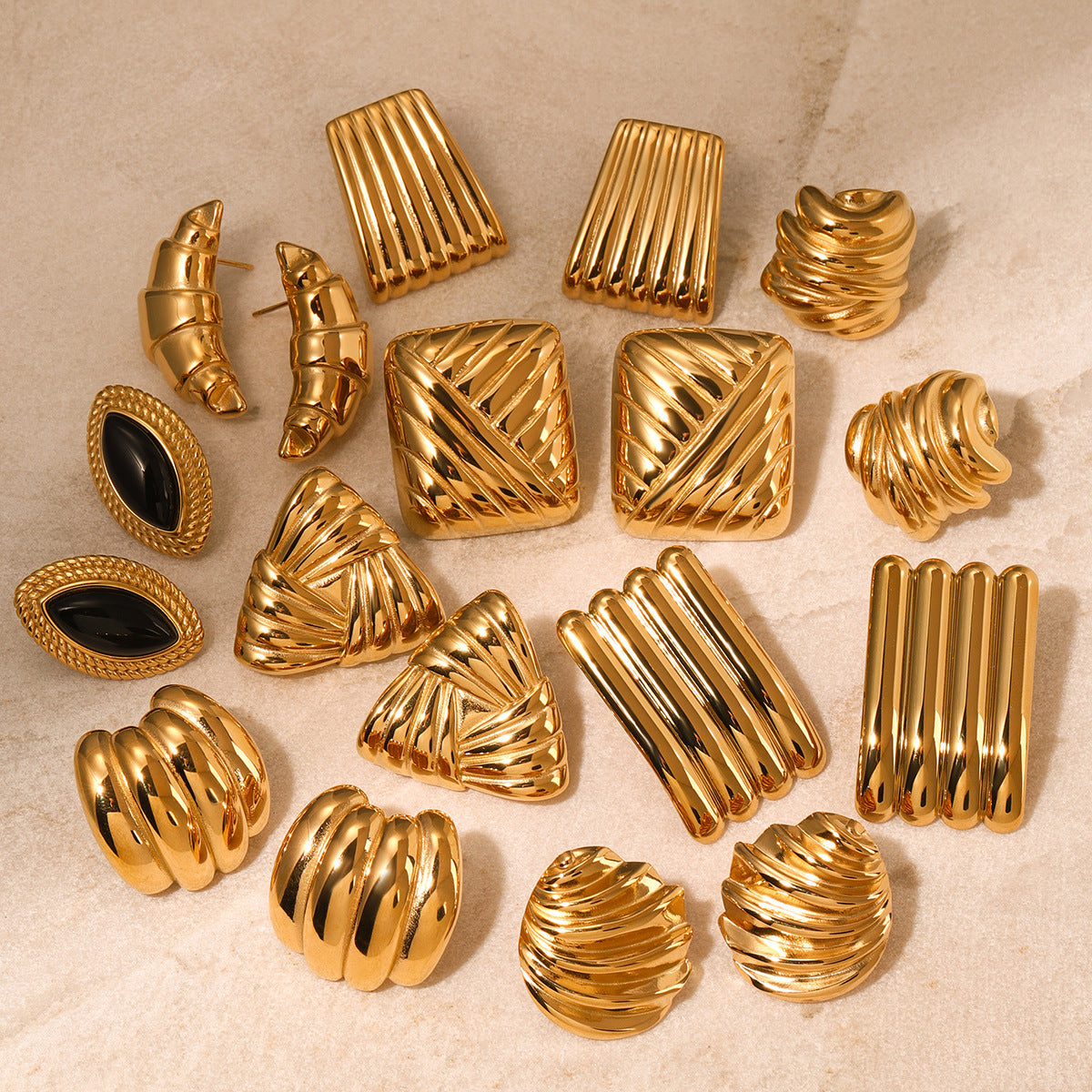 Orecchini a perno geometrici minimalisti in acciaio inossidabile con placcatura in oro 18K, design a barra con texture a onda per donne