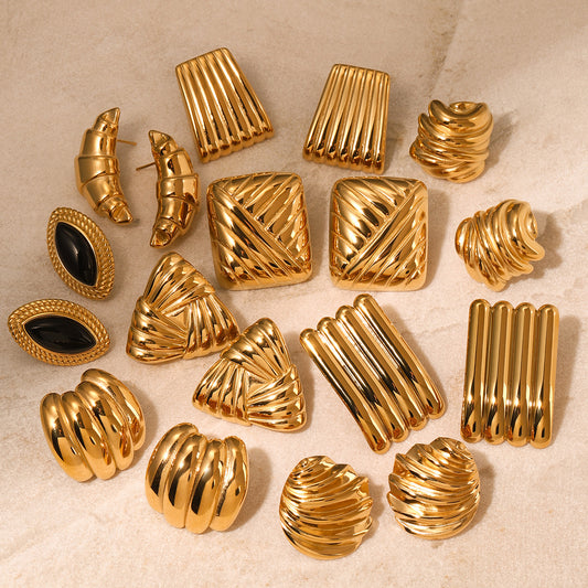 Orecchini a perno geometrici minimalisti in acciaio inossidabile con placcatura in oro 18K, design a barra con texture a onda per donne