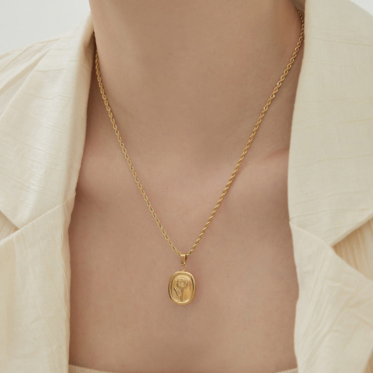 Collana Pendente Girasole Vintage da Donna in Acciaio al Titanio con Placcatura in Oro 18K, Catena Attorcigliata, Design Floreale, Pezzo Lusso Leggero da Stratificare
