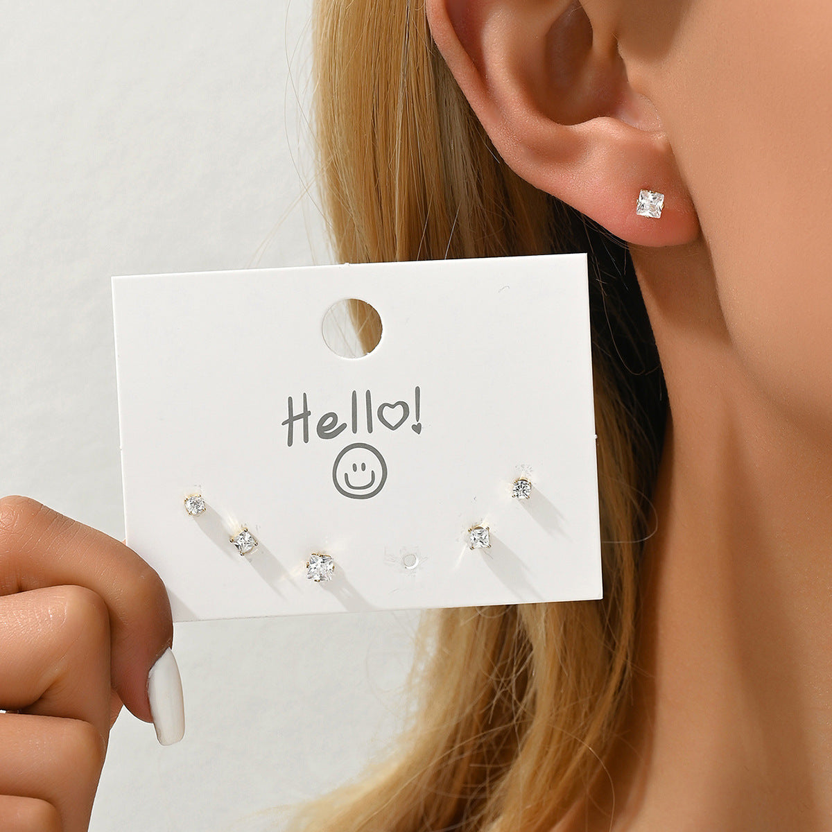 Orecchini geometrici minimalisti da donna con intarsio in zircone su base in rame e perni in acciaio inossidabile