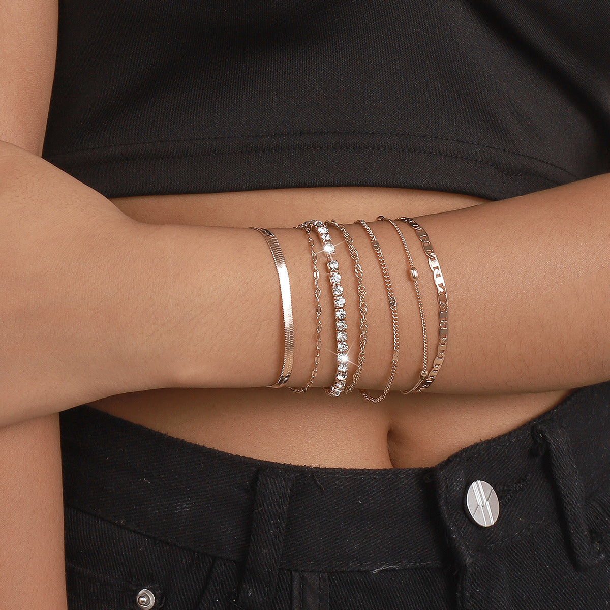 Bracciale da donna a serpente minimalista geometrico in metallo con strass