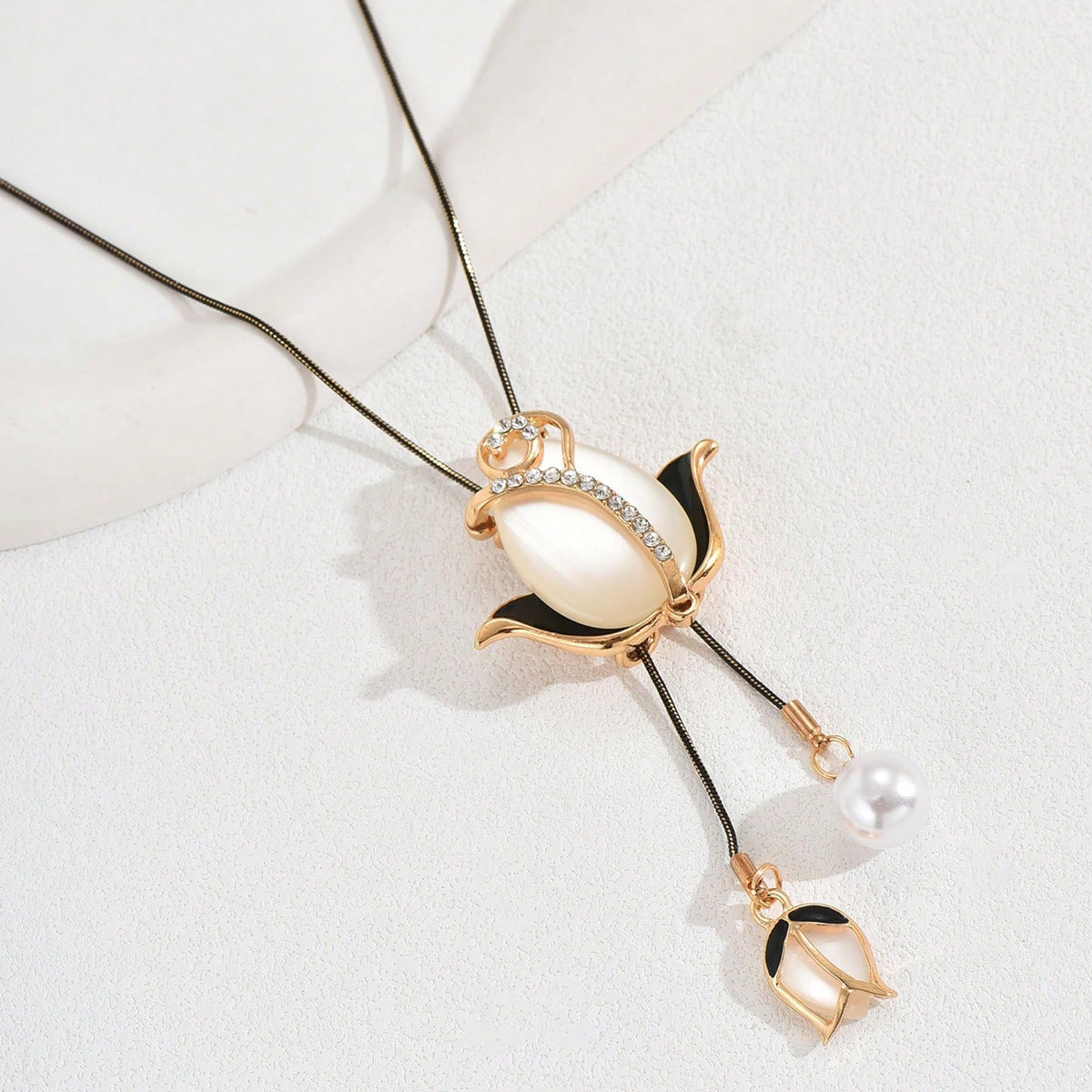 Elegante collana floreale a tulipano da donna con ciondolo in rame e intarsio in zircone su catena regolabile