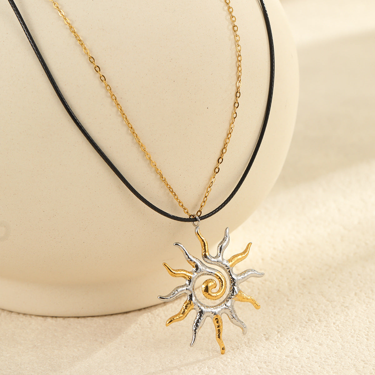 Collar minimalista con colgante de girasol de acero de titanio con acabado chapado para mujer